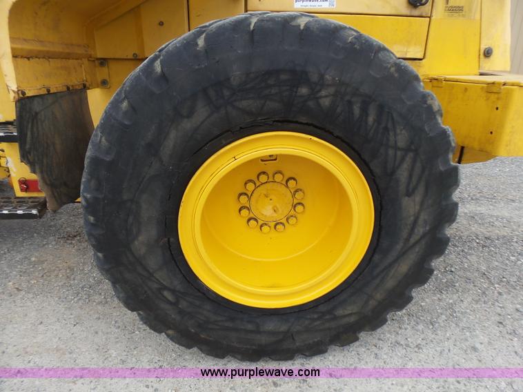image for item L2000 New Holland 130TC wheel loader