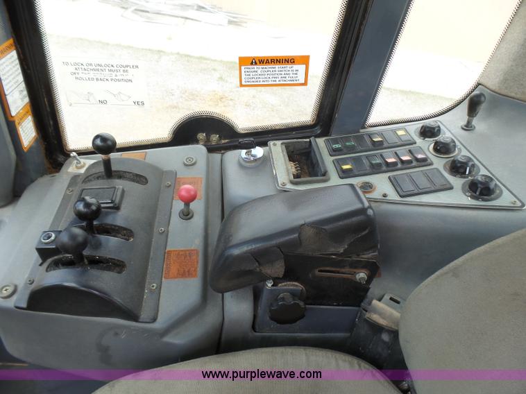 image for item L2000 New Holland 130TC wheel loader