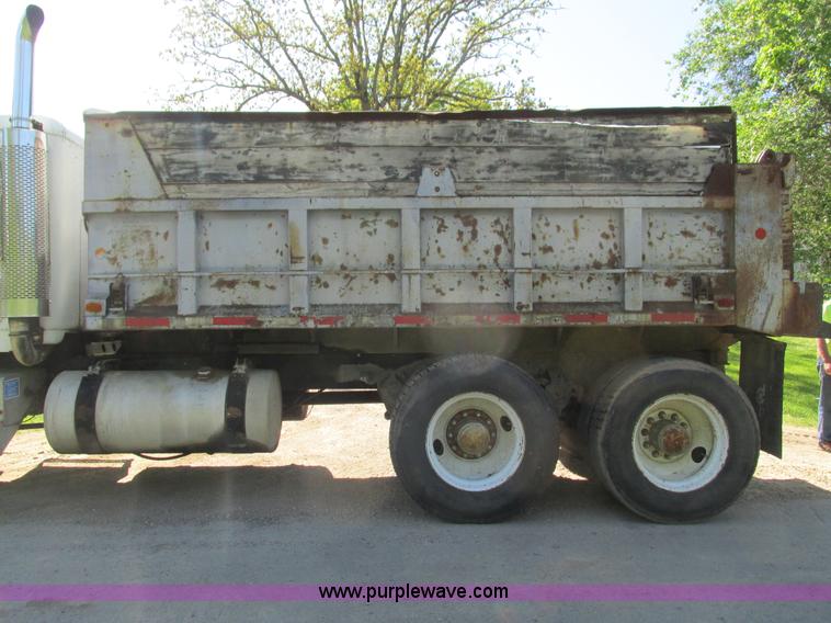 image for item L2005 1987 Freightliner FLC-64T dump truck