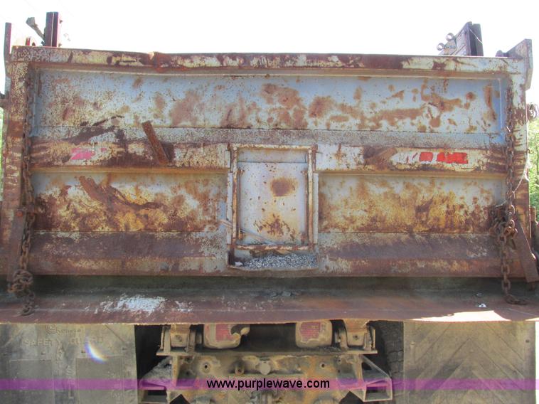 image for item L2005 1987 Freightliner FLC-64T dump truck