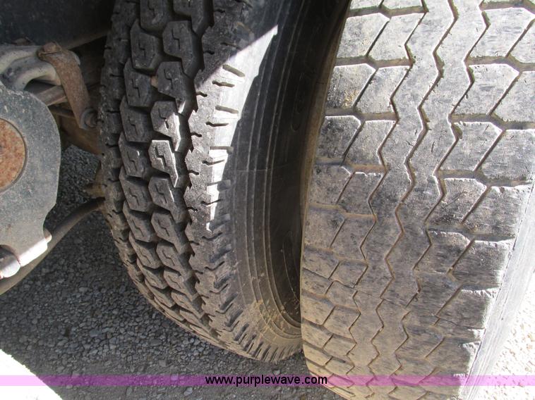 image for item L2005 1987 Freightliner FLC-64T dump truck