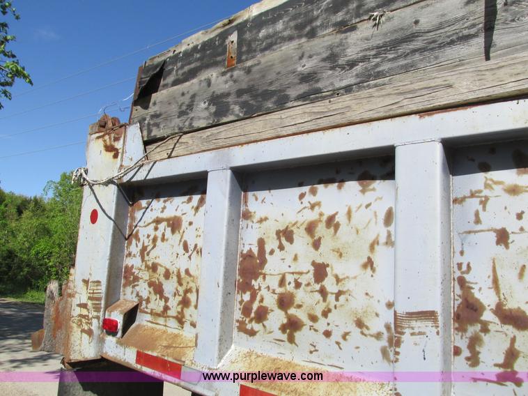 image for item L2005 1987 Freightliner FLC-64T dump truck