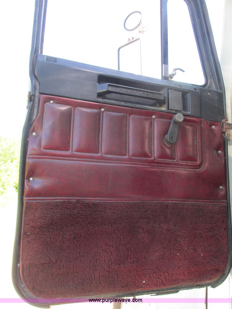 image for item L2005 1987 Freightliner FLC-64T dump truck