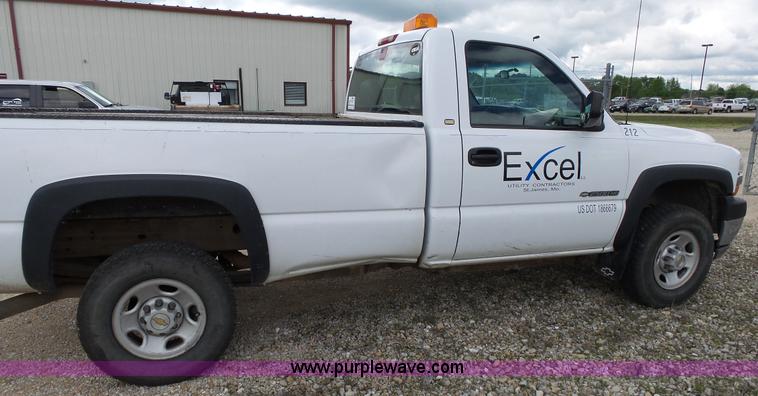 image for item L2008 2001 Chevrolet Silverado 2500HD pickup truck