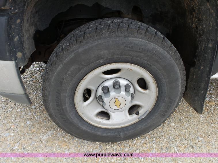 image for item L2008 2001 Chevrolet Silverado 2500HD pickup truck