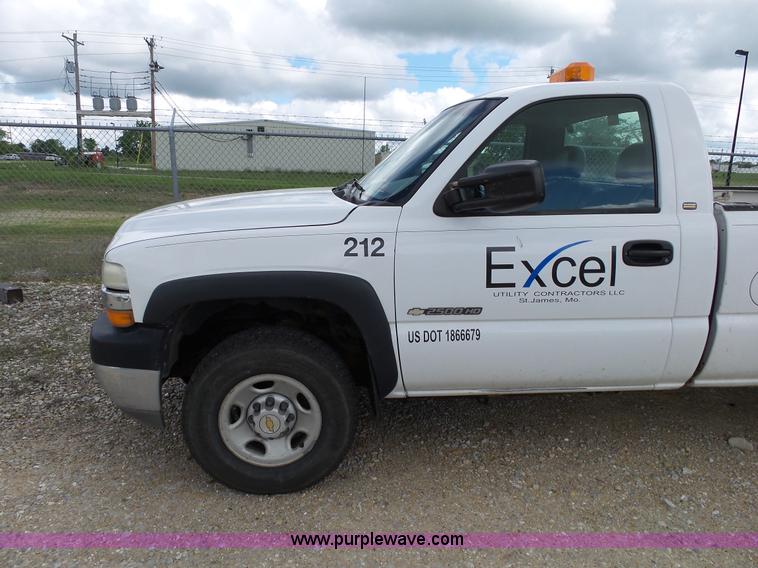 image for item L2008 2001 Chevrolet Silverado 2500HD pickup truck