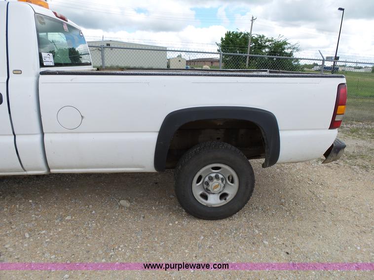 image for item L2008 2001 Chevrolet Silverado 2500HD pickup truck