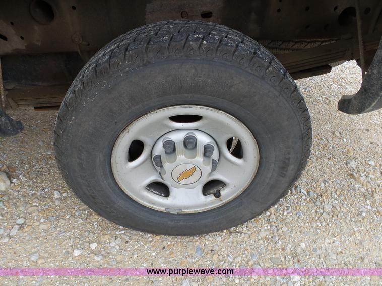 image for item L2008 2001 Chevrolet Silverado 2500HD pickup truck