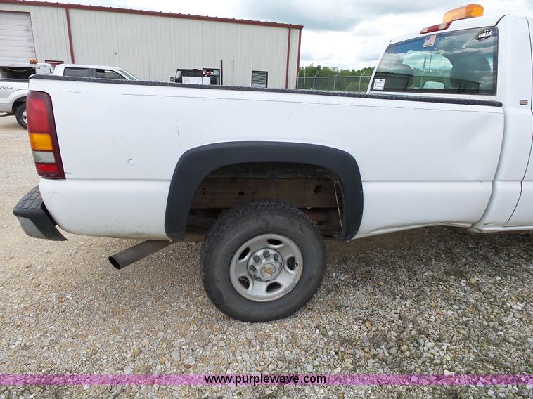 image for item L2008 2001 Chevrolet Silverado 2500HD pickup truck