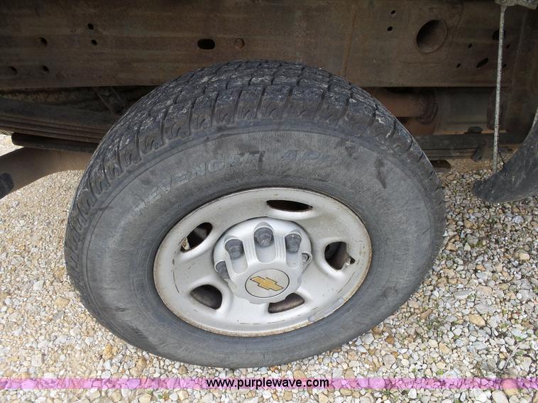 image for item L2008 2001 Chevrolet Silverado 2500HD pickup truck