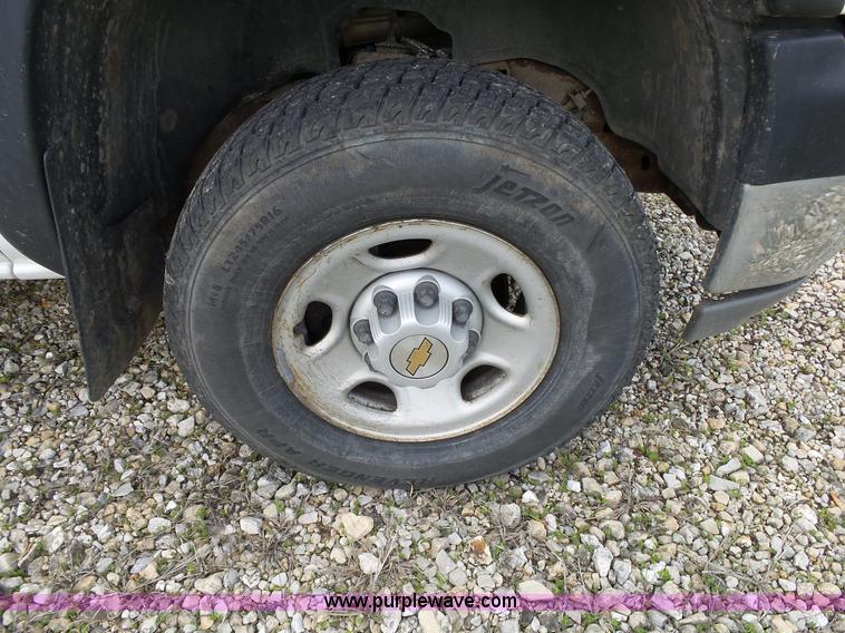 image for item L2008 2001 Chevrolet Silverado 2500HD pickup truck