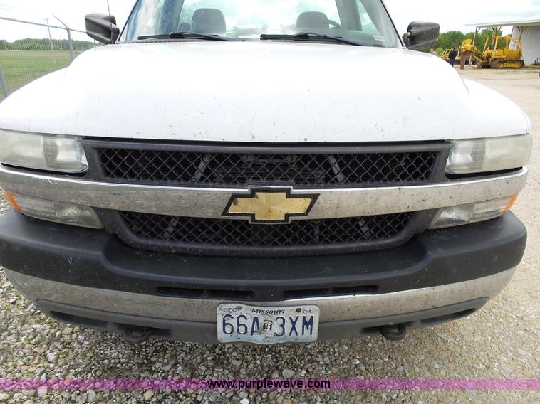 image for item L2008 2001 Chevrolet Silverado 2500HD pickup truck
