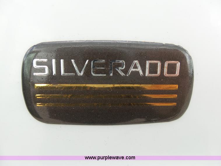 image for item L2008 2001 Chevrolet Silverado 2500HD pickup truck