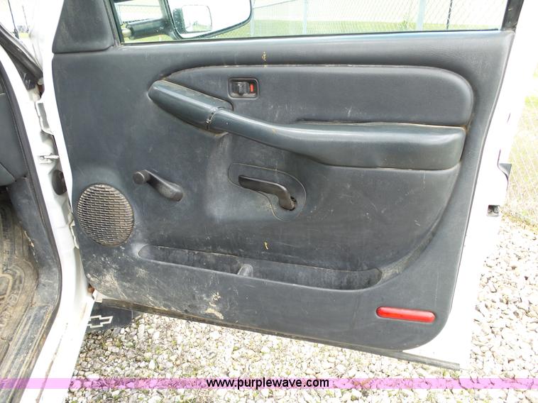 image for item L2008 2001 Chevrolet Silverado 2500HD pickup truck