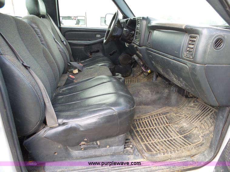 image for item L2008 2001 Chevrolet Silverado 2500HD pickup truck