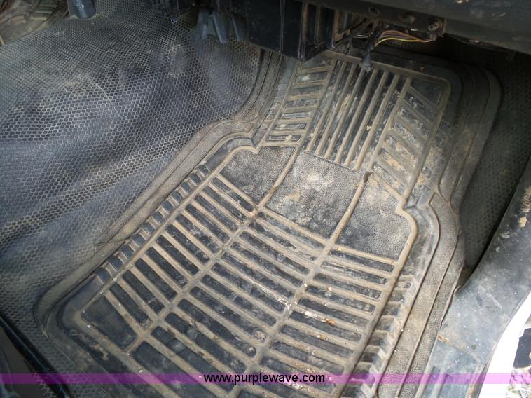 image for item L2008 2001 Chevrolet Silverado 2500HD pickup truck