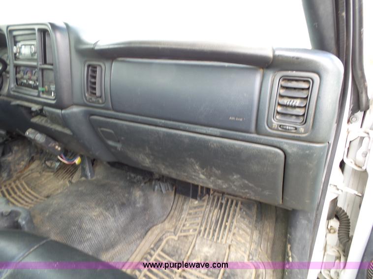 image for item L2008 2001 Chevrolet Silverado 2500HD pickup truck