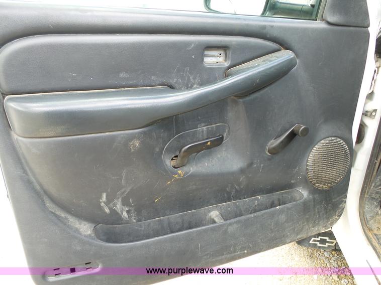 image for item L2008 2001 Chevrolet Silverado 2500HD pickup truck