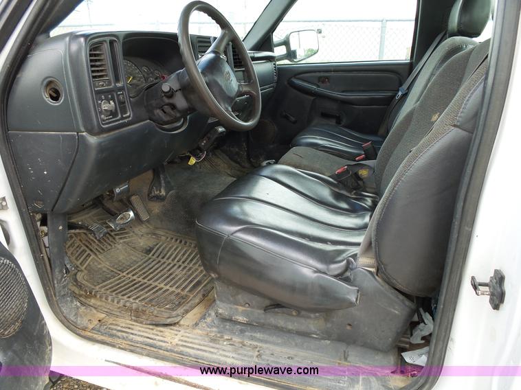 image for item L2008 2001 Chevrolet Silverado 2500HD pickup truck