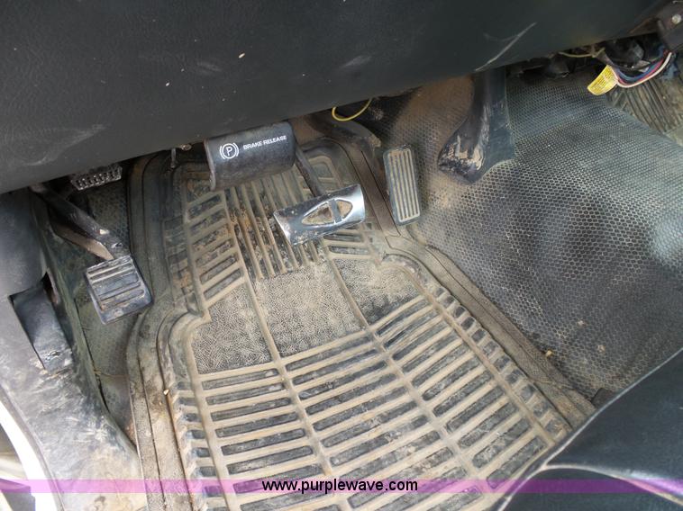 image for item L2008 2001 Chevrolet Silverado 2500HD pickup truck