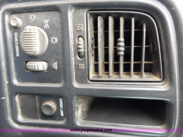 image for item L2008 2001 Chevrolet Silverado 2500HD pickup truck