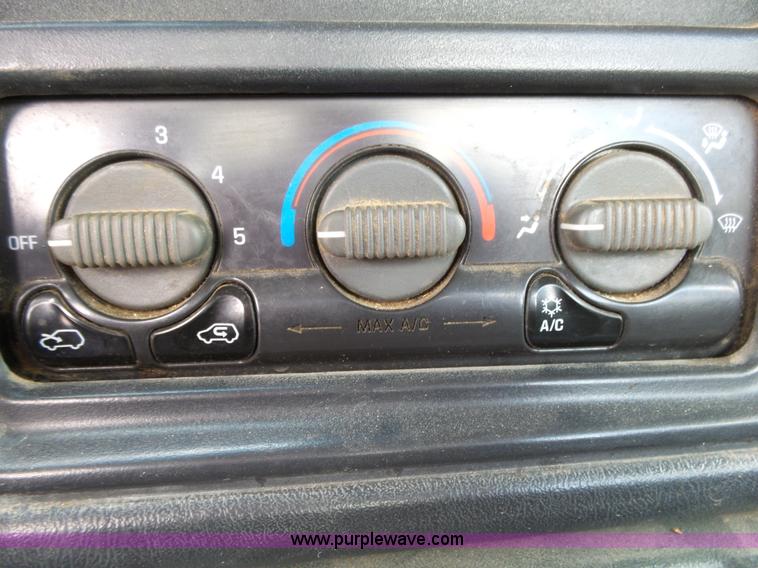 image for item L2008 2001 Chevrolet Silverado 2500HD pickup truck