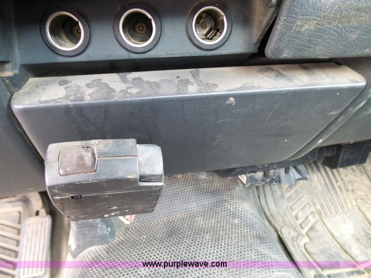 image for item L2008 2001 Chevrolet Silverado 2500HD pickup truck