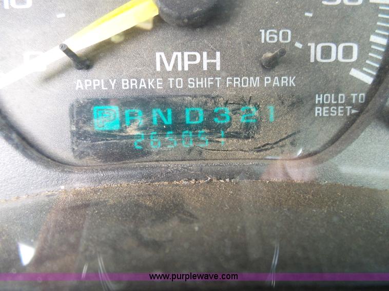 image for item L2008 2001 Chevrolet Silverado 2500HD pickup truck