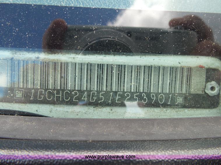 image for item L2008 2001 Chevrolet Silverado 2500HD pickup truck