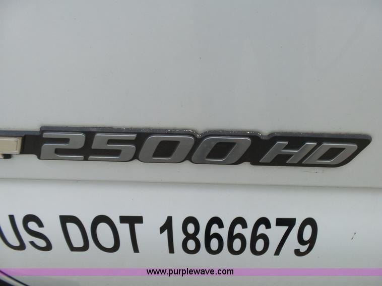 image for item L2008 2001 Chevrolet Silverado 2500HD pickup truck