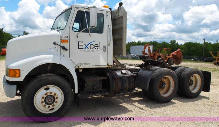 image for item L2011 1992 International 8100 semi truck