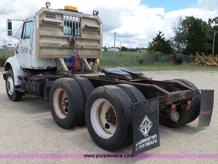 image for item L2011 1992 International 8100 semi truck