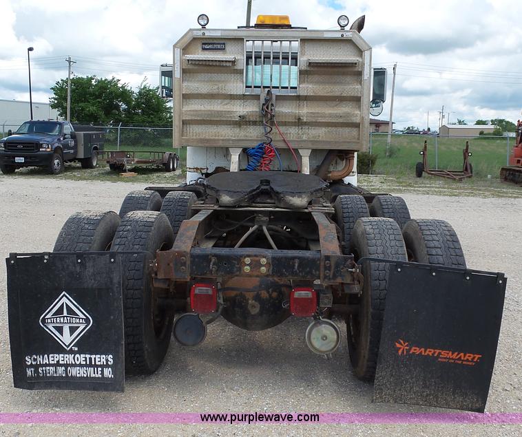 image for item L2011 1992 International 8100 semi truck