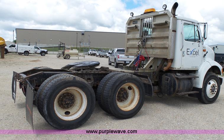 image for item L2011 1992 International 8100 semi truck