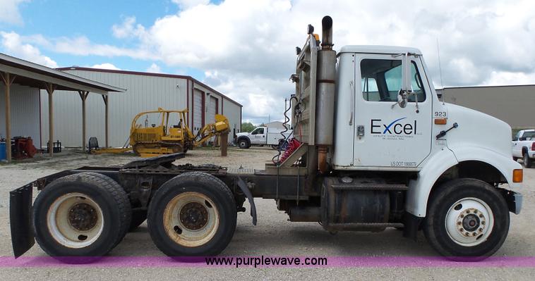 image for item L2011 1992 International 8100 semi truck