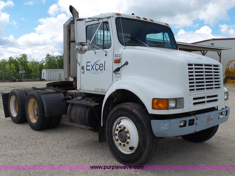 image for item L2011 1992 International 8100 semi truck