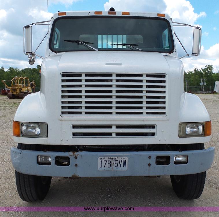 image for item L2011 1992 International 8100 semi truck