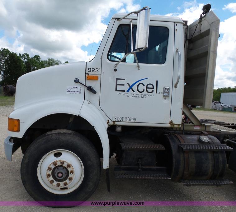 image for item L2011 1992 International 8100 semi truck