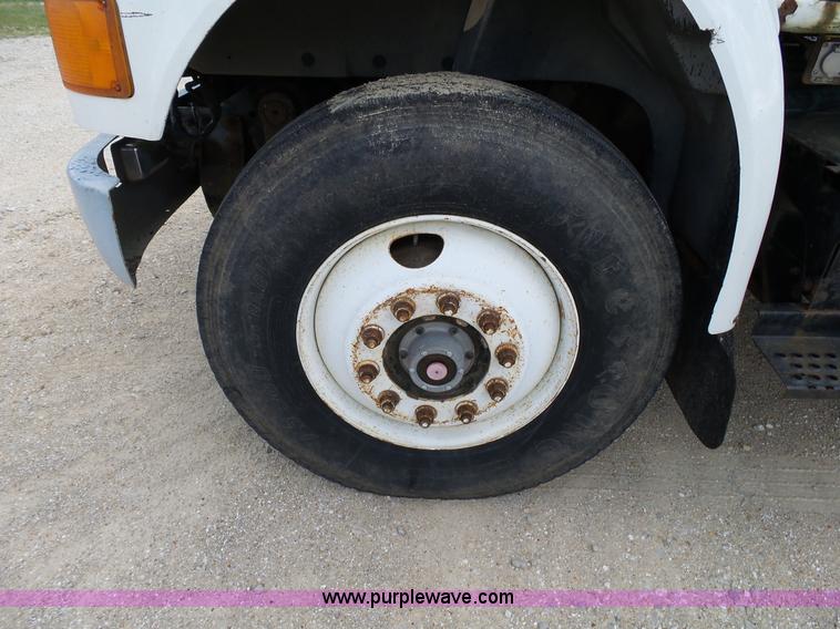 image for item L2011 1992 International 8100 semi truck