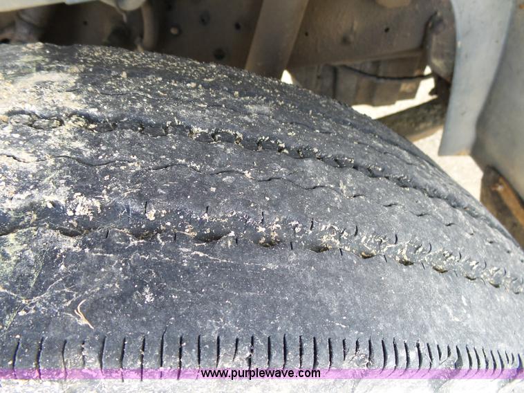 image for item L2011 1992 International 8100 semi truck