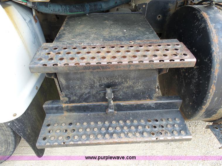 image for item L2011 1992 International 8100 semi truck