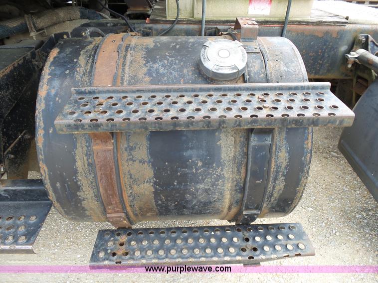 image for item L2011 1992 International 8100 semi truck