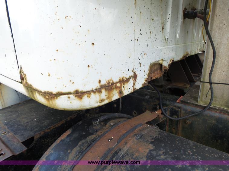 image for item L2011 1992 International 8100 semi truck