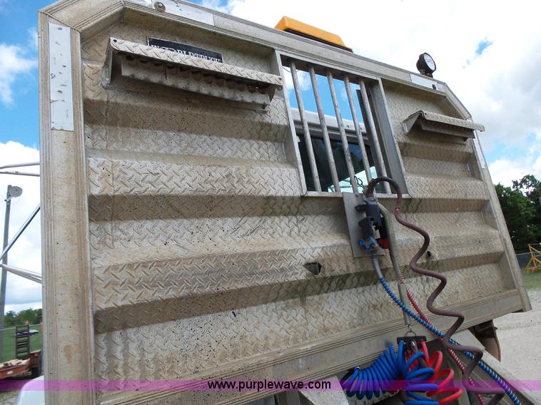 image for item L2011 1992 International 8100 semi truck