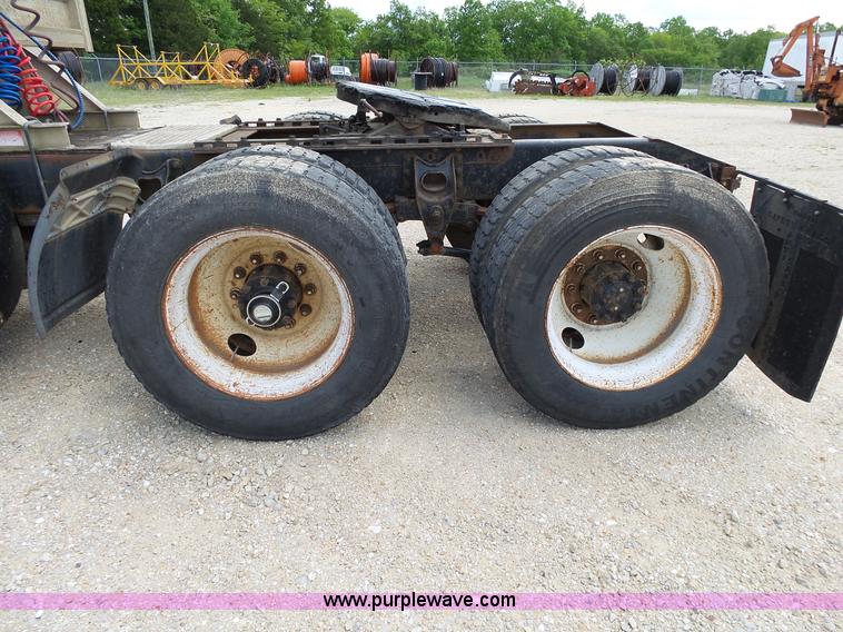 image for item L2011 1992 International 8100 semi truck