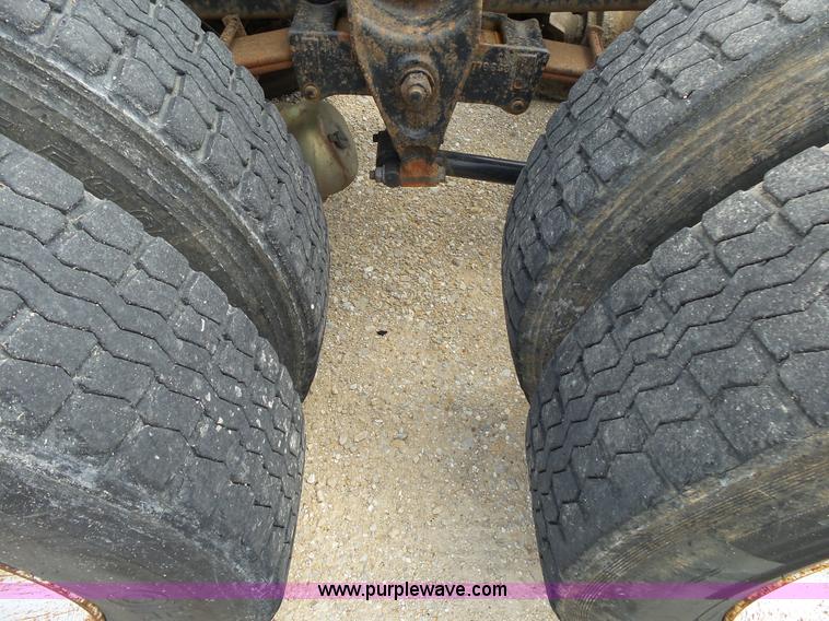 image for item L2011 1992 International 8100 semi truck