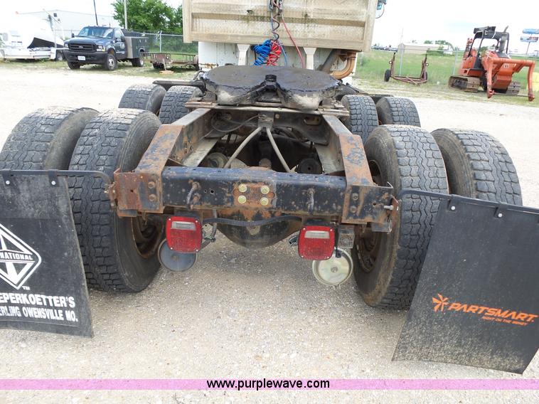 image for item L2011 1992 International 8100 semi truck