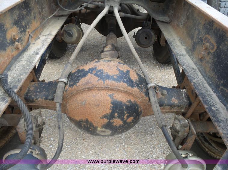 image for item L2011 1992 International 8100 semi truck