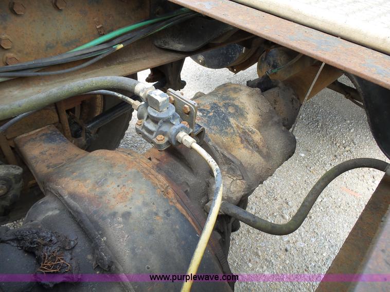 image for item L2011 1992 International 8100 semi truck