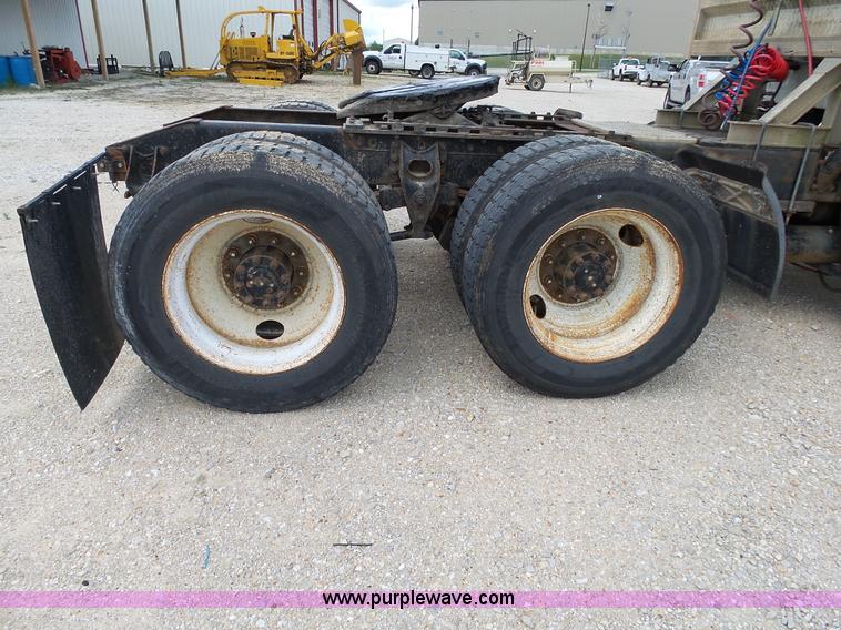 image for item L2011 1992 International 8100 semi truck